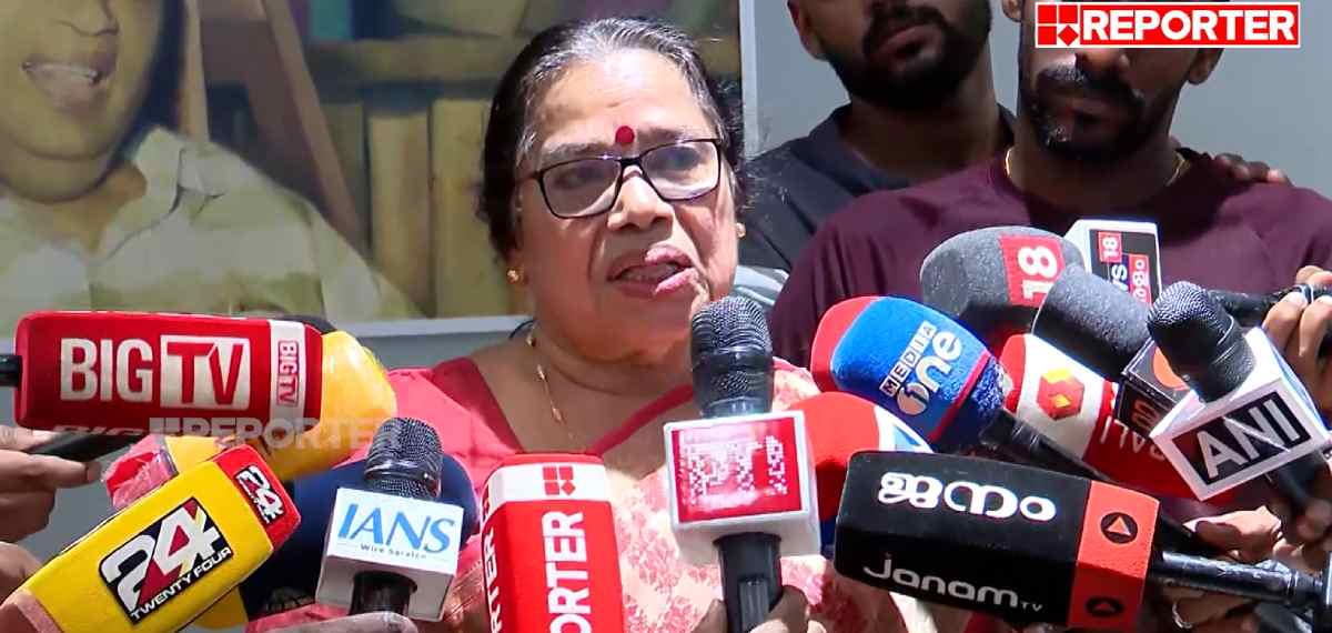 'എംഎൽഎയുടെ ഭാര്യയായി നടിച്ച് പെൻഷൻ വാങ്ങുന്നുവെന്ന് വ്യാജ പ്രചരണം'; വൈകാരികമായി പ്രതികരിച്ച് ശ്രീമതി ടീച്ചർ
