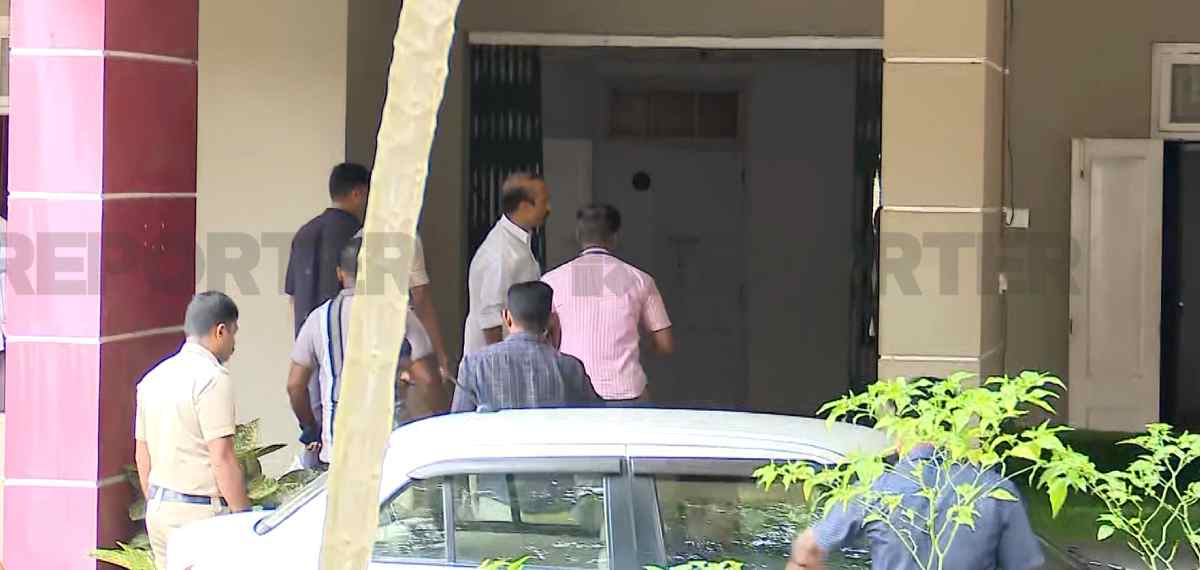 ശബരിമല സ്വര്ണക്കൊളള കേസ്; പി എസ് പ്രശാന്തിന്റെയും അജികുമാറിന്റെയും അറസ്റ്റ് രേഖപ്പെടുത്തി