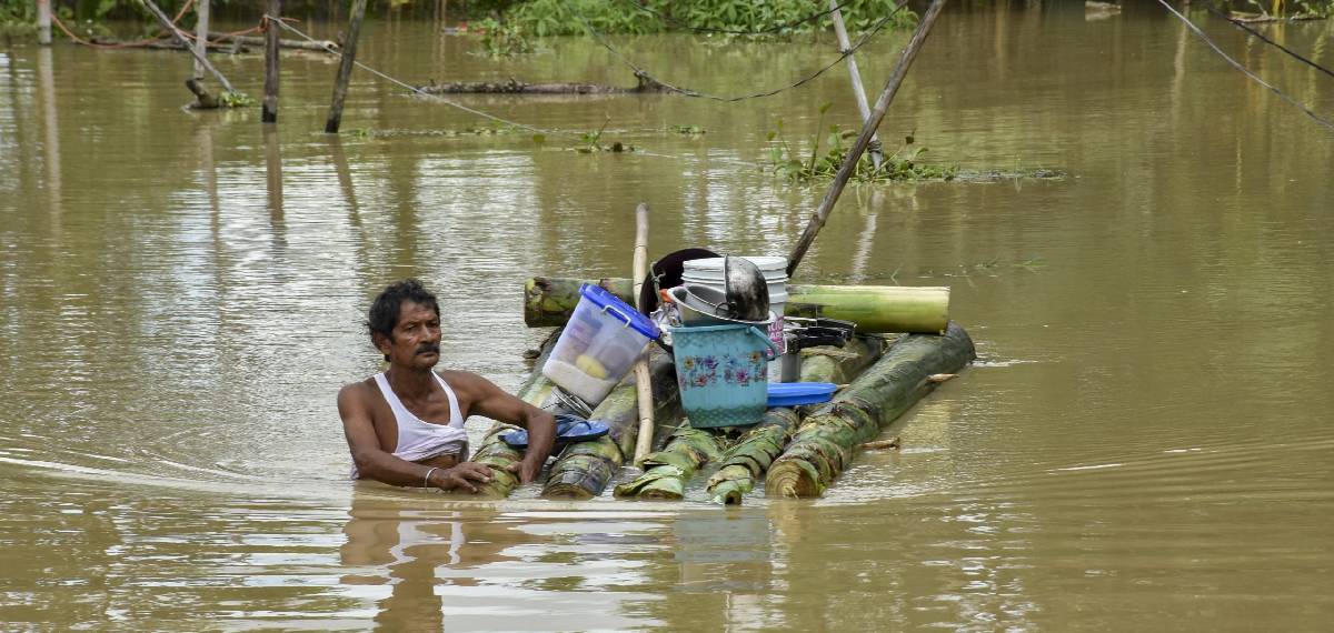 പ്രളയക്കെടുതിയില് മുങ്ങി അസമും ഗുജറാത്തും; മരണം 47 ആയി