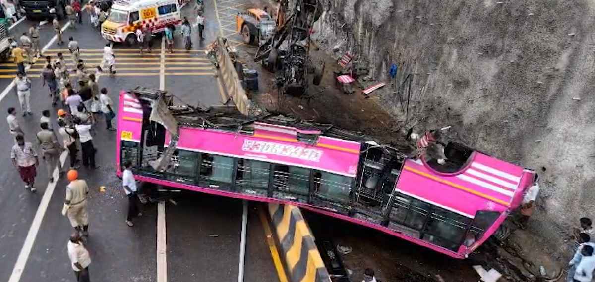 കുറ്റിപ്പുറം അപകടം: അമിത വേഗതയില്‍ നിയന്ത്രണം നഷ്ടപ്പെട്ടു; യാത്രക്കാരെ പുറത്തെത്തിച്ചത് ബസ് വെട്ടിപ്പൊളിച്ച്‌