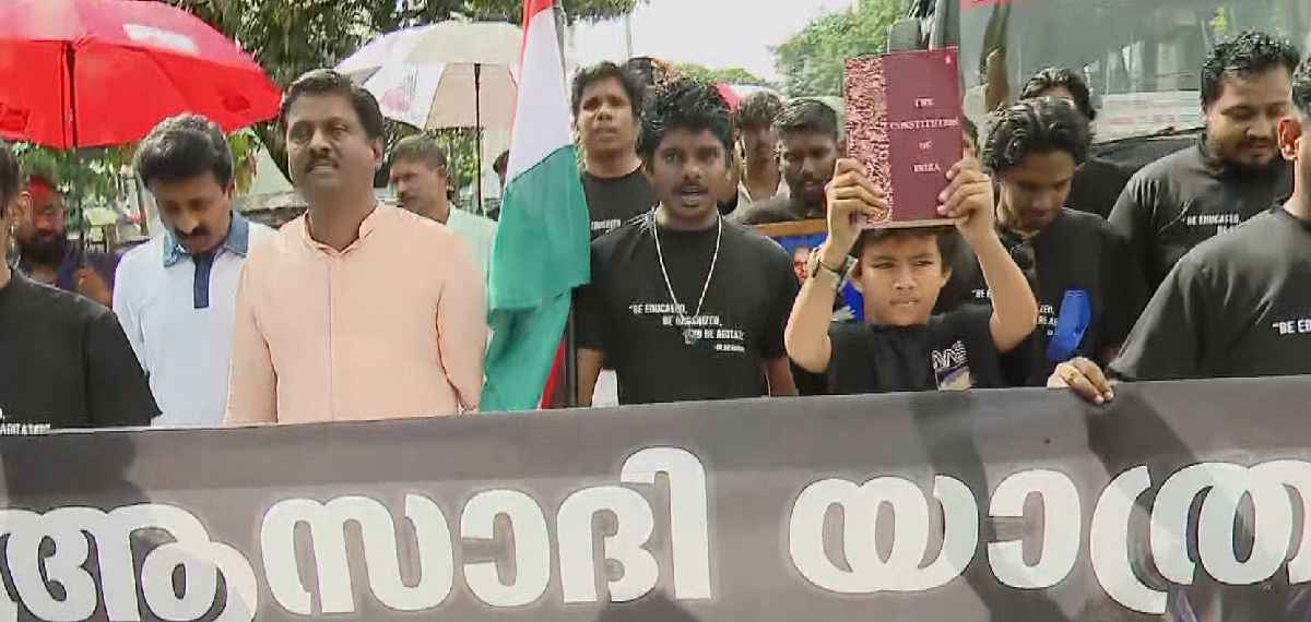 'ഈ വിജയം ജനാധിപത്യത്തിൻ്റെ വിജയം'; ഭരണഘടന ഉയര്ത്തിപ്പിടിച്ച് കൊച്ചിയില് റാപ്പര് വേടന്റെ ആസാദി യാത്ര