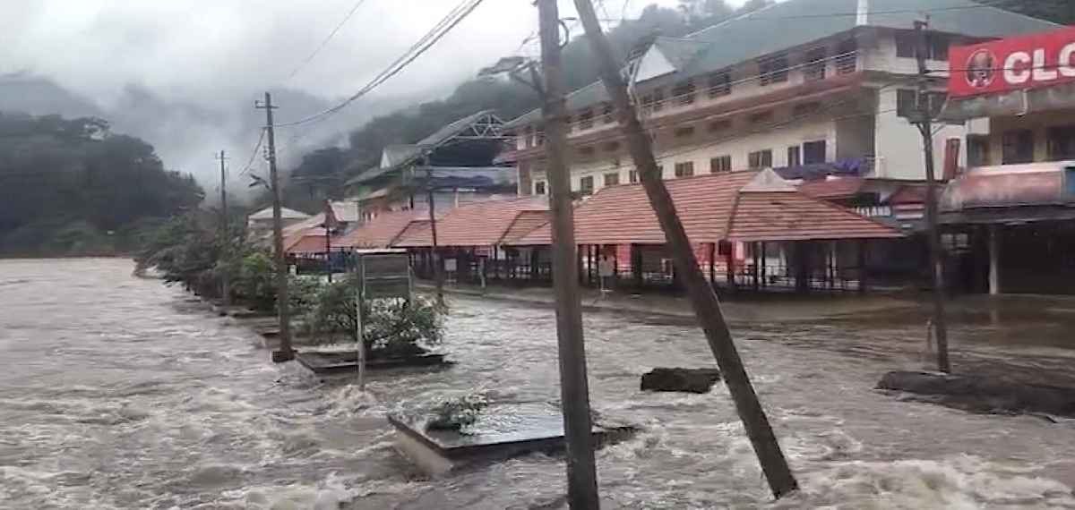 ആറന്മുളയില് അതീവ ഗുരുതര സാഹചര്യം, റോഡുകള് വെള്ളത്തില്; രക്ഷാപ്രവര്ത്തനത്തിന് മത്സ്യത്തൊഴിലാളികള് എത്തും