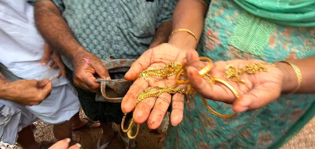 മണ്ണില് ബാക്കിയായ പൊന്ന്; പൂഞ്ഞാറില് ഉരുള് പൊട്ടലുണ്ടായിടത്ത് നിന്ന് ലഭിച്ച ബാഗില് 15 പവന് സ്വര്ണം