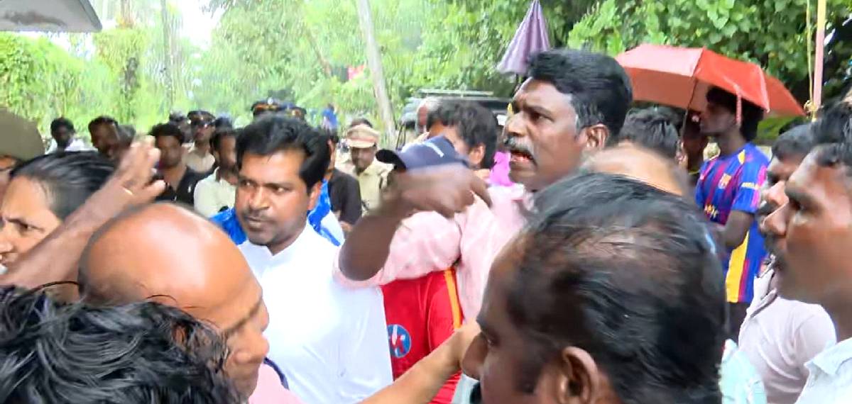 മുതലപ്പൊഴിയിൽ കാണാതായ മത്സ്യത്തൊഴിലാളികൾക്കായി തെരച്ചിൽ നടത്തുന്നില്ലെന്ന് പരാതി; ബന്ധുക്കൾ റോഡ് ഉപരോധിച്ചു