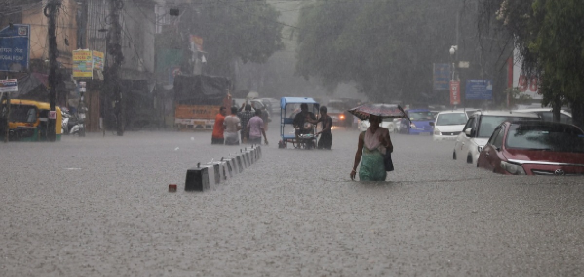 भारत में भारी बारिश का कहर: असम में मरने वालों की संख्या 96 हुई