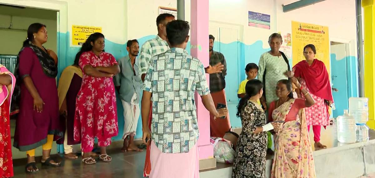 'അടുത്ത ക്യാമ്പിൽ പോയി ഭക്ഷണം കഴിക്കൂ'; ചങ്ങനാശ്ശേരിയിലെ ക്യാമ്പില് ദുരിതം, കിട്ടിയത് പച്ചവെള്ളം മാത്രം