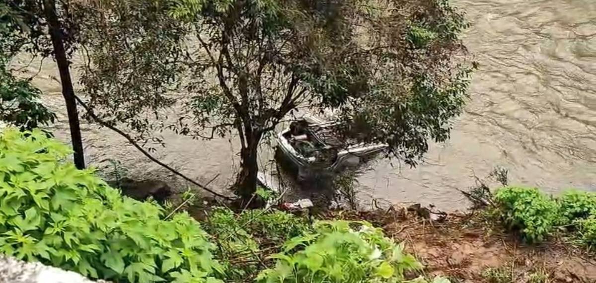 ഇടുക്കിയില്‍ കാര്‍ തോട്ടിലേക്ക് മറിഞ്ഞ് അപകടം; ഒരാള്‍ക്ക് ദാരുണാന്ത്യം, മൂന്ന് പേർക്ക് പരിക്ക്