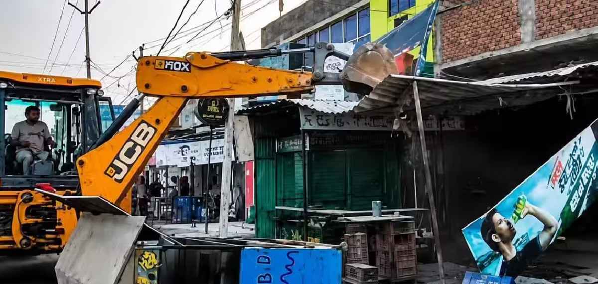 'സാവൻ' മാസത്തിൽ ചിക്കൻ ബിരിയാണി വിളമ്പി, ഉത്തർപ്രദേശിൽ ബുൾഡോസർ ഉപയോഗിച്ച് കട ഇടിച്ച് നിരത്തി