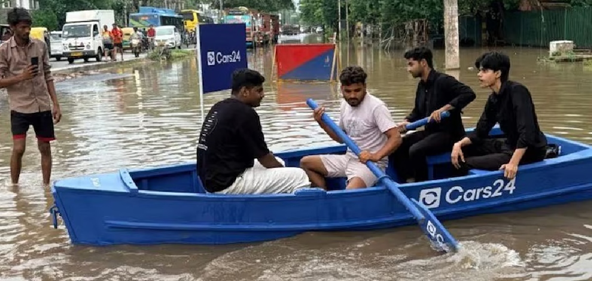റോഡിലെ വെള്ളക്കെട്ടിൽ ബോട്ടിറക്കി യൂസ്ഡ് കാർ കമ്പനി; 50,000 രൂപ പിഴ ചുമത്തി ട്രാഫിക്ക് പൊലീസ്, സംഭവം ഹരിയാനയിൽ