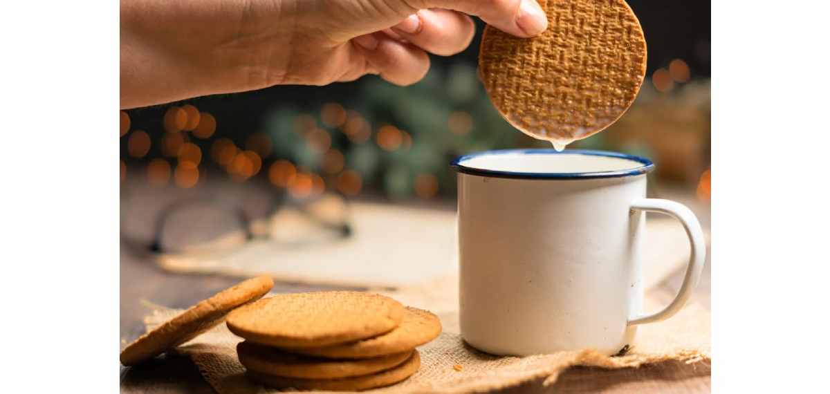 ചായക്കപ്പിൽ വീണുപോയ ബിസ്‌ക്കറ്റ്; ചായയിൽ ബ്രഡും ബിസ്‌ക്കറ്റും മുക്കി കഴിക്കുന്ന ശീലം എങ്ങനെ വന്നു?