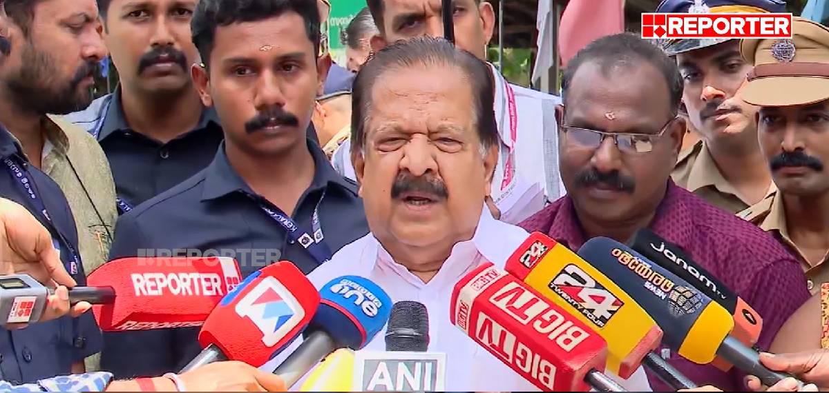'കൂടെ ഫോട്ടോ എടുക്കുന്നവരുടെ ജാതകം പരിശോധിക്കാന്‍ പറ്റില്ലല്ലോ'; മുഖ്യമന്ത്രിയെ പിന്തുണച്ച് ചെന്നിത്തല