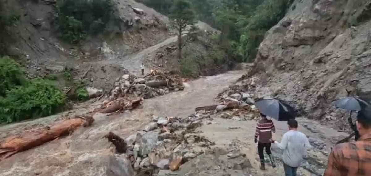 അരുണാചല് പ്രദേശില് മിന്നല് പ്രളയം: നാല് പേര്ക്ക് ദാരുണാന്ത്യം; അഞ്ച് സൈനികരെ കാണാതായി