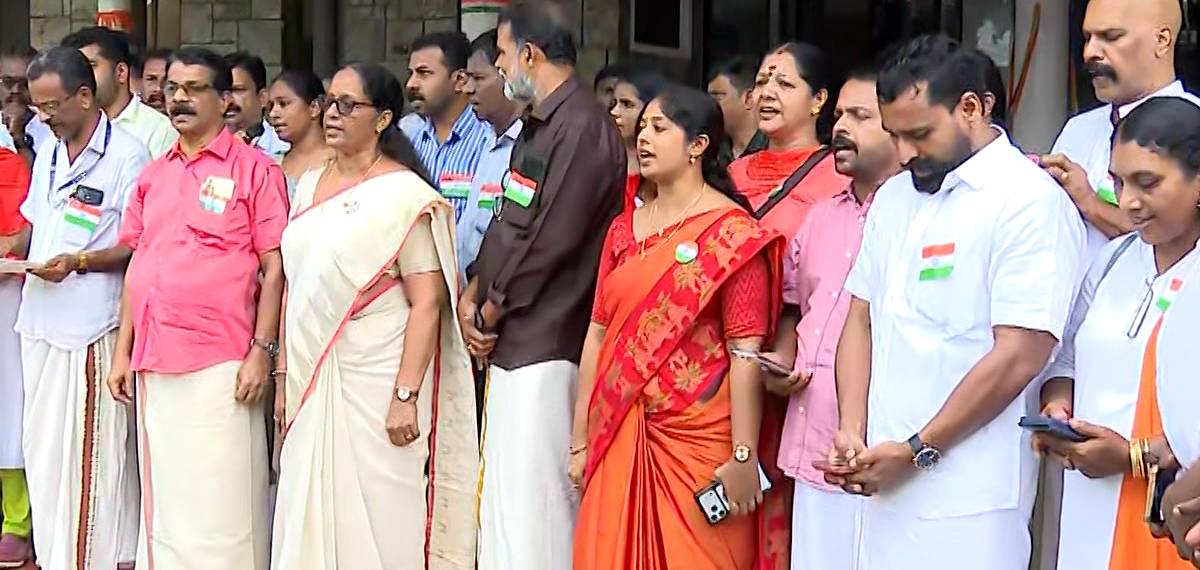ഒരേ സമയം ദേശീയ ഗാനവും വന്ദേമാതരവും; കോഴിക്കോട് കോര്പ്പറേഷനില് നാടകീയ രംഗങ്ങള്