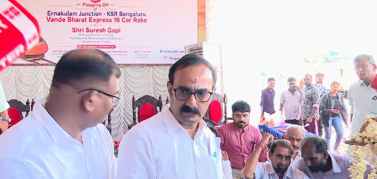 'ദേശീയ ഗാനവും വന്ദേമാതരവും ആലപിച്ചില്ല'; വന്ദേഭാരത് ഫ്ലാഗ് ഓഫ് വേദിയിൽ പ്രതിഷേധിച്ച് ബിജെപി നേതാക്കൾ
