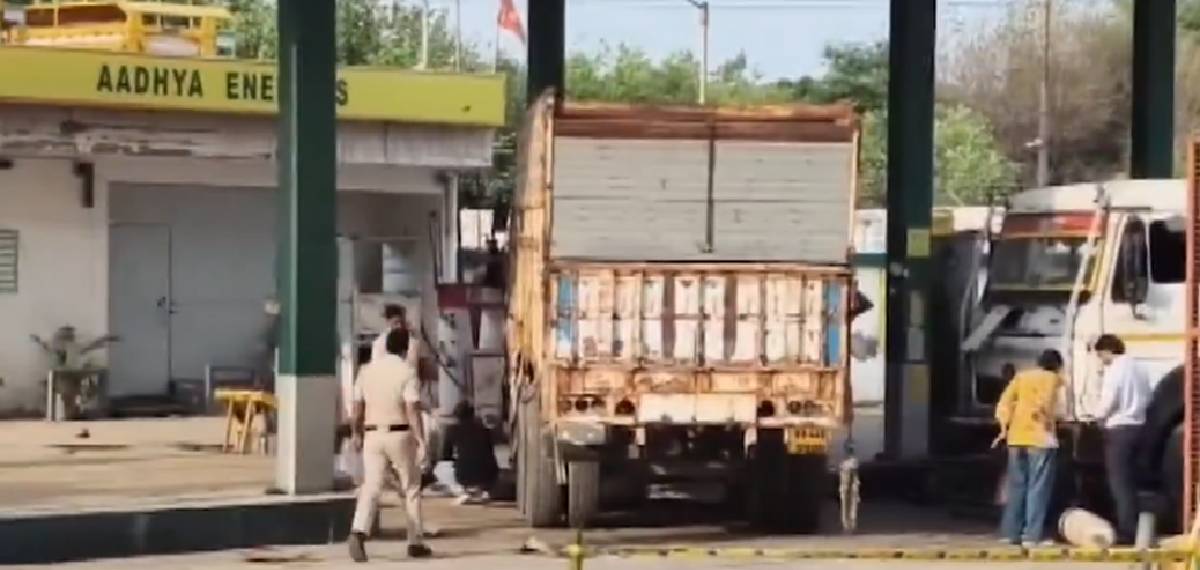 ഡല്ഹിയില് സിഎന്ജി നിറയ്ക്കുന്നതിനിടെ സിലിണ്ടര് പൊട്ടിത്തെറിച്ചു; മൂന്ന് പേര്ക്ക് ദാരുണാന്ത്യം