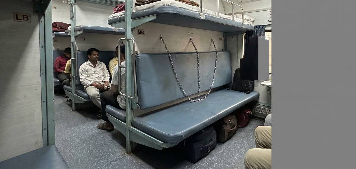store luggage under the lower berth on a train