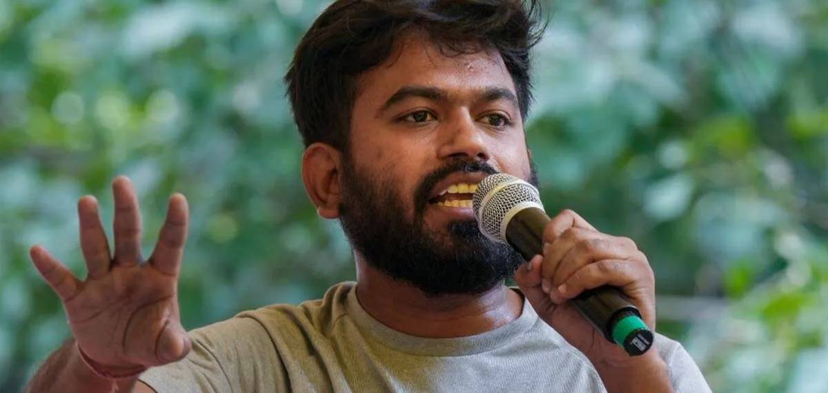 മഹാരാഷ്ട്രയിലെ സര്‍ക്കാര്‍ സ്‌കൂളുകളുടെ ദുരവസ്ഥ; വിദ്യാഭ്യാസ മന്ത്രിയുടെ രാജി ആവശ്യപ്പെട്ട് അഭിജീത് ദീപ്‌കെ