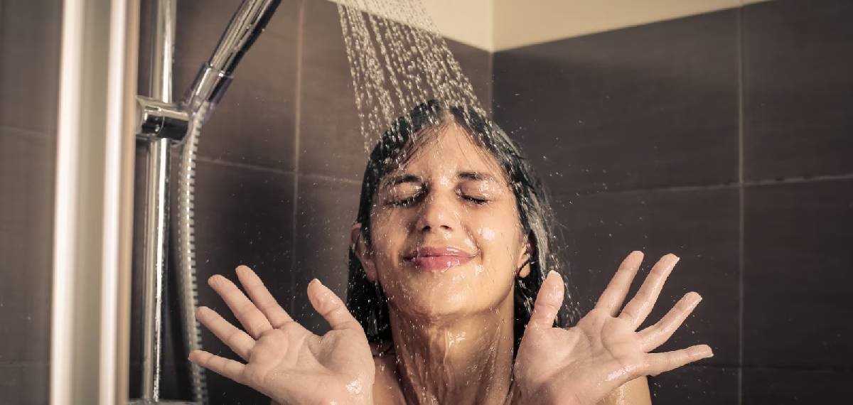 മഴക്കാലത്ത് ചൂടുവെളളത്തിൽ കുളിക്കണോ അതോ തണുത്തവെള്ളം മതിയോ? ഏതാണ് ശരീരത്തിന് നല്ലത്