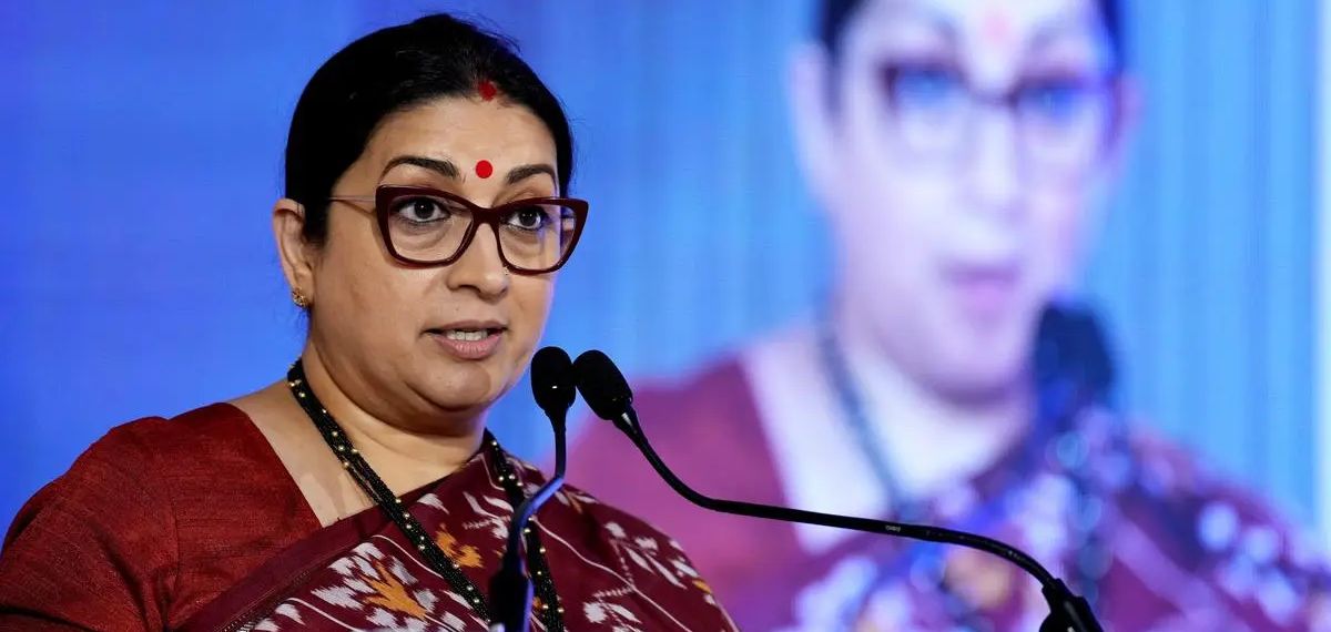 പാര്‍ലമെൻ്റ് ഒരു വിഷയത്തില്‍ തീരുമാനമെടുത്താല്‍ അത് തള്ളിക്കളയാനുള്ള അധികാരം സോണിയ ഗാന്ധിക്കുണ്ടോ:സ്മൃതി ഇറാനി