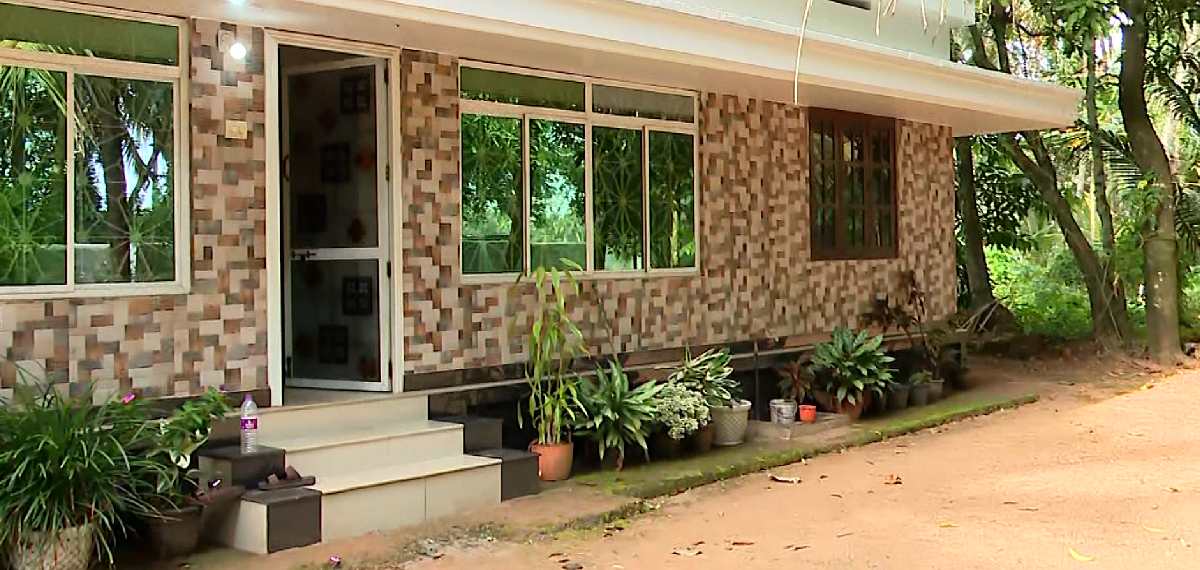 തൃശൂര് പേരാമംഗലത്ത് വന് കവര്ച്ച; മകളുടെ വിവാഹത്തിനായി വാങ്ങിയ 50 പവന് സ്വര്ണം കവര്ന്നു