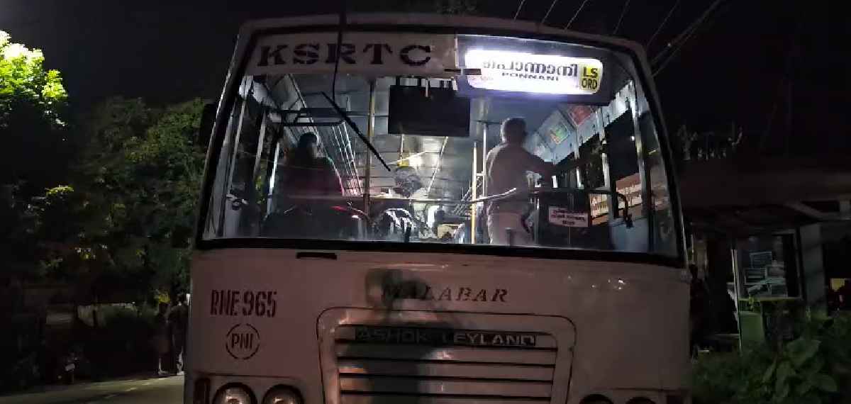 കെഎസ്ആർടിസി ബസിൽ മദ്യപിച്ച് ബഹളം: കണ്ടക്ടറുടെ മുഖത്ത് തുപ്പി; യാത്രക്കാരൻ കസ്റ്റഡിയിൽ