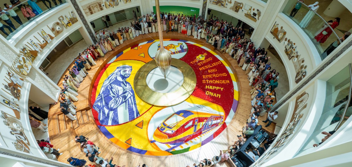 20 മണിക്കൂർ പരിശ്രമം, 250 ചതുരശ്ര മീറ്ററിലെ വിസ്മയം; യുഎഇയുടെ വികസന ചരിത്രമൊരുക്കി പ്രവാസികളുടെ പൂക്കളം
