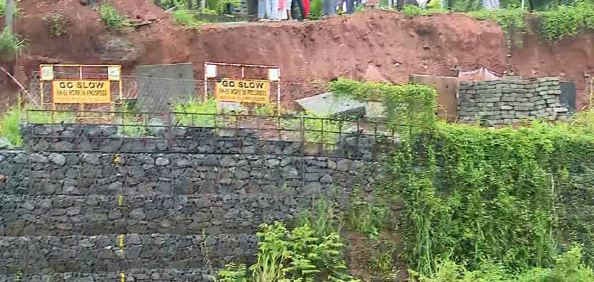 കണ്ണൂര് എളയാവൂരില് ദേശീയപാതയുടെ സംരക്ഷണ ഭിത്തി ഇടിഞ്ഞു; മണ്ണിടിഞ്ഞത് വീടുകളോട് ചേര്ന്ന്