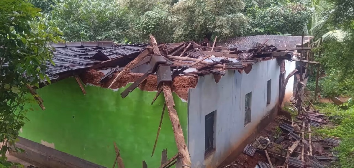 പാലക്കാട് ശക്തമായ മഴയില് വീട് തകര്ന്ന് വീണു; തലനാരിഴയ്ക്ക് കുടുംബം രക്ഷപ്പെട്ടു