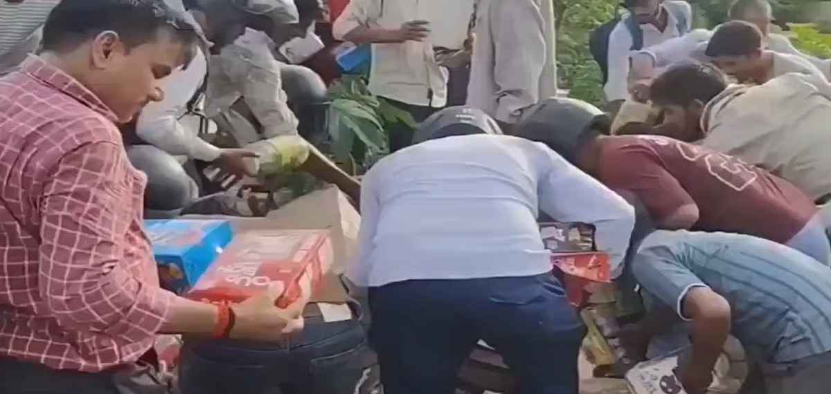കാണ്പൂരില് കാലാവധി കഴിഞ്ഞ് ഉപേക്ഷിച്ച ചോക്ലേറ്റ് ശേഖരിച്ച് ജനക്കൂട്ടം; വീഡിയോ വൈറല്, അന്വേഷണം