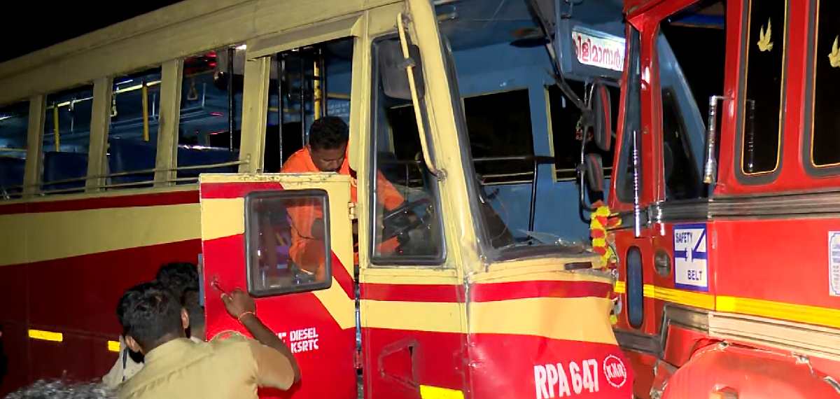 ഓവര്‍ടേക്ക് ചെയ്യുന്നതിനിടെ ടാങ്കര്‍ ലോറി കെഎസ്ആര്‍ടിസി ബസിലേക്ക് ഇടിച്ചുകയറി; നിരവധി പേര്‍ക്ക് പരിക്ക്