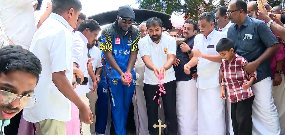 പുതുപ്പള്ളിയിലെത്തി ക്രിസ് ഗെയില്‍; ഉമ്മന്‍ചാണ്ടിയുടെ കല്ലറയില്‍ പുഷ്പാര്‍ച്ചന നടത്തി
