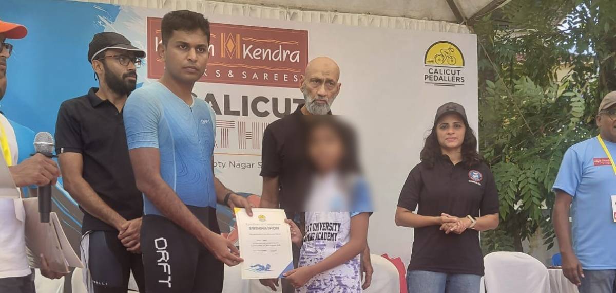 'കൊലയാളി വെങ്കിട്ടരാമൻ എന്റെ മോൾക്ക് സമ്മാനം കൊടുക്കേണ്ട'; നീന്തൽ മത്സരത്തിനിടെ പ്രതിഷേധം
