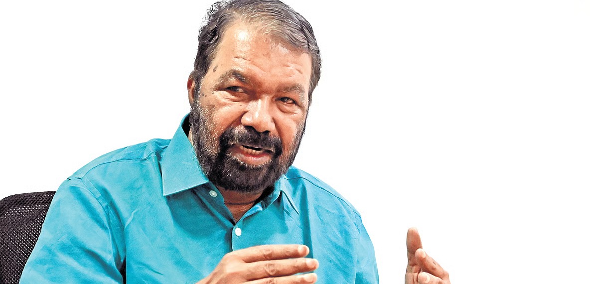 ‘പാട്ടും പാടും, ദണ്ഡയും ചുഴറ്റും’; വന്ദേമാതരം വിവാദത്തിൽ സർക്കാരിനെ പരിഹസിച്ച് വി ശിവൻകുട്ടി
