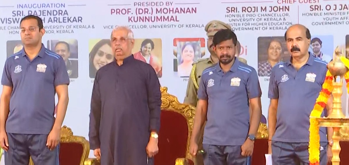 ദേശീയ കായികദിന പരിപാടിയിൽ വന്ദേമാതരം പൂർണ്ണമായും ആലപിച്ചു; ഗവർണർക്കൊപ്പം മന്ത്രിമാരും വിസിയും വേദിയിൽ
