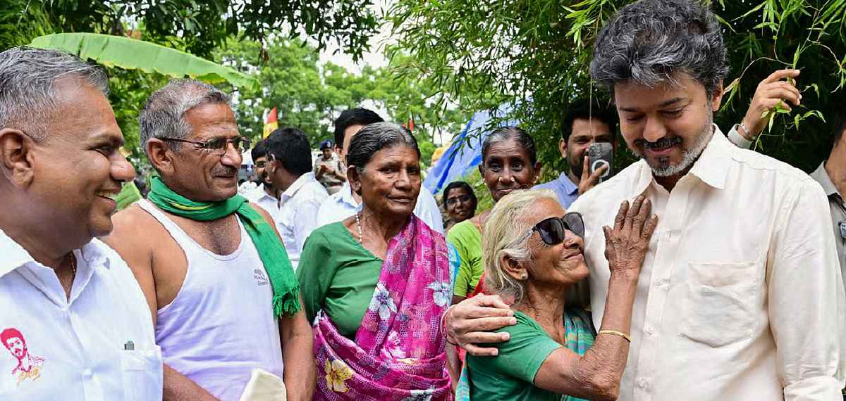 ഭക്ഷണം പോലും കഴിക്കാതെയുള്ള കാത്തുനിൽപ്പ്; ചെല്ലത്തെ ചേർത്തുപിടിച്ച് വിജയ്; സമ്മാനമായി 50,000ത്തിൻ്റെ സൺഗ്ലാസ്