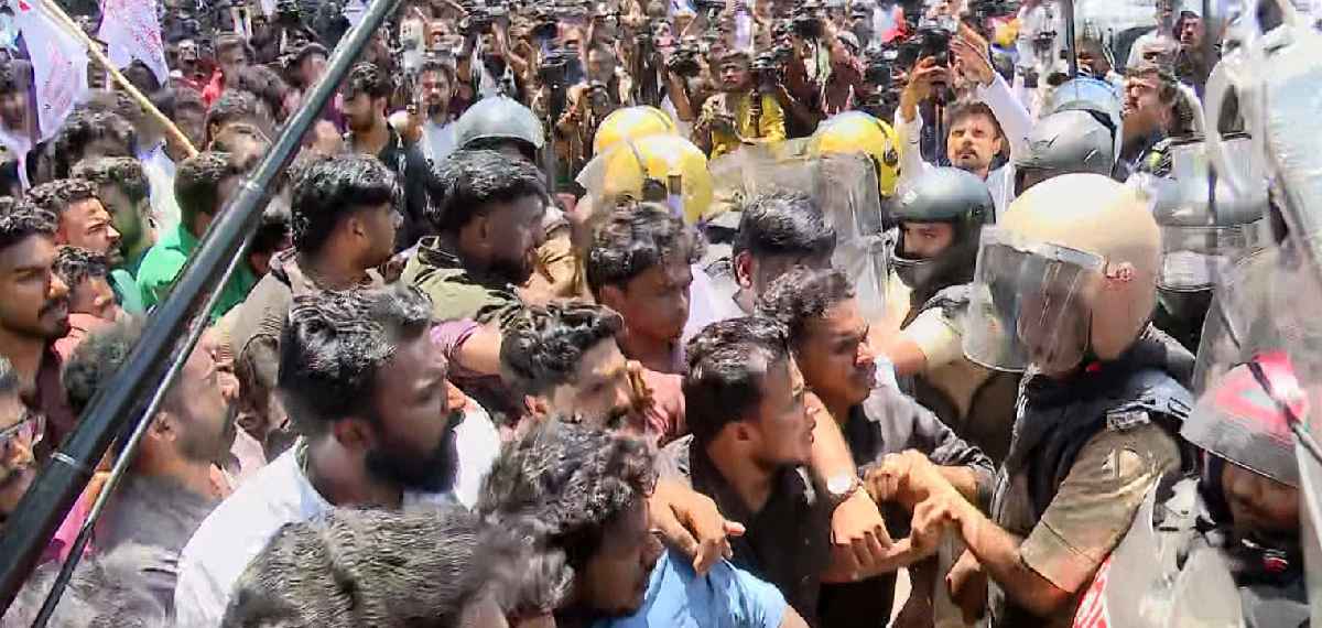 SFIയുടെ സെക്രട്ടേറിയറ്റ് മാർച്ചിൽ സംഘർഷം: ജലപീരങ്കിയും ലാത്തിയും പ്രയോഗിച്ച് പൊലീസ്; പിന്മാറാതെ പ്രവർത്തകർ