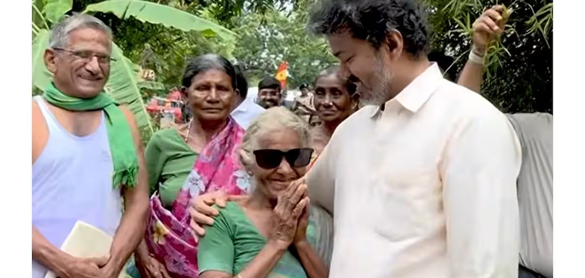 വയോധികയ്ക്ക് സ്വന്തം കണ്ണട സമ്മാനിച്ച് തമിഴ്നാട് മുഖ്യമന്ത്രി വിജയ്; ഈ കണ്ണടയ്ക്ക് ലക്ഷങ്ങൾക്കടുത്ത് വില