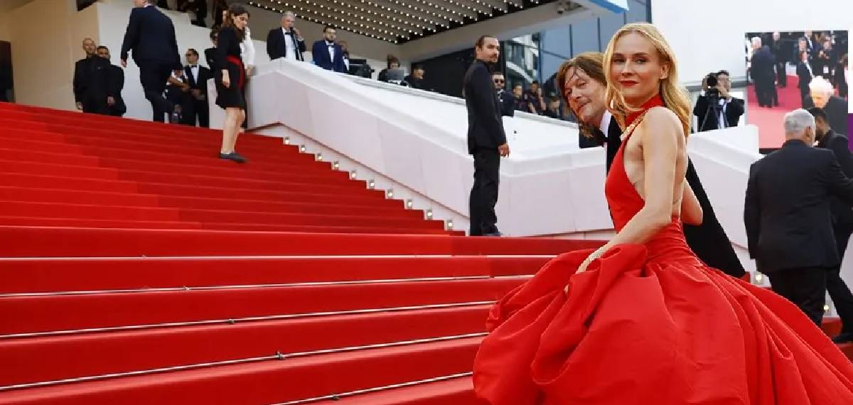 custom of rolling out the red carpet originate