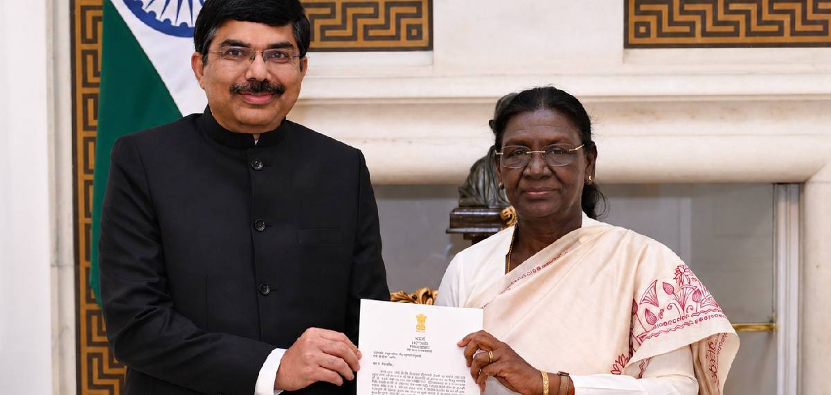 രാഷ്ട്രപതി ദ്രൗപതി മുര്മുവിൽ നിന്നും നിയമപത്രം സ്വീകരിച്ച് ഖത്തറിൻ്റെ പുതിയ ഇന്ത്യൻ അംബാസഡർ