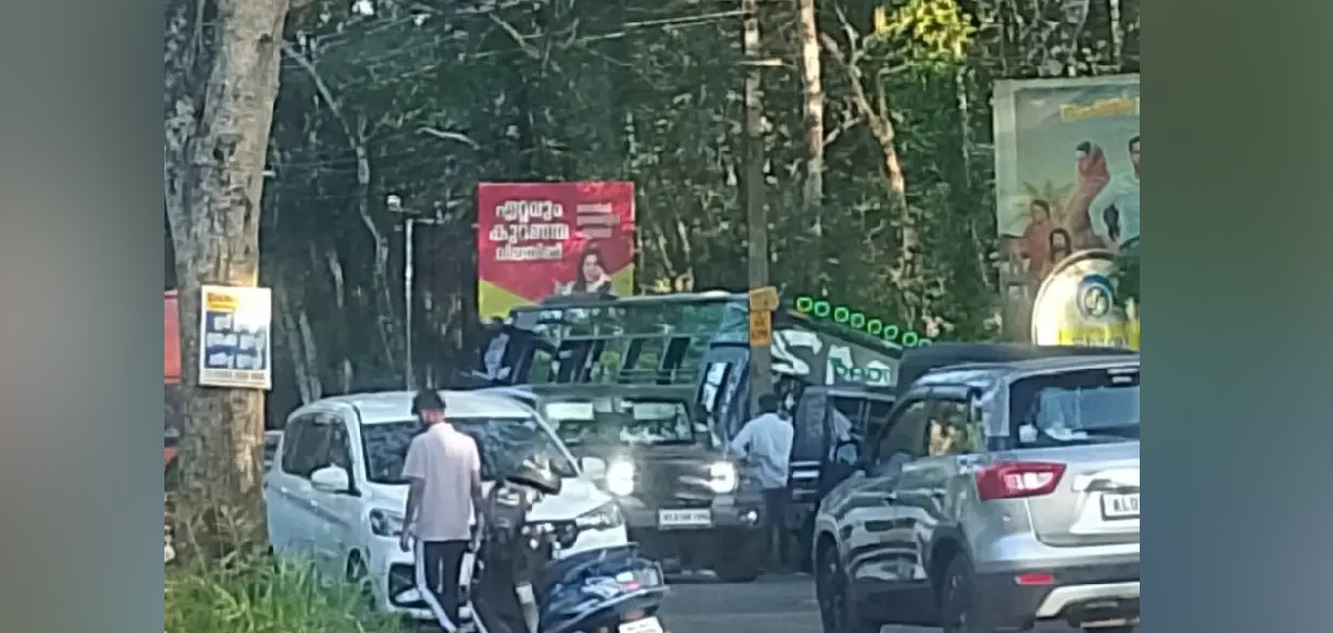 വാഗമണ്ണിലേക്ക് പോയ ടൂറിസ്റ്റ് ബസ്സിലേക്ക് മിനി ടൂറിസ്റ്റ് ബസ് ഇടിച്ചുകയറി അപകടം; വിദ്യാർത്ഥികൾക്ക് പരിക്ക്
