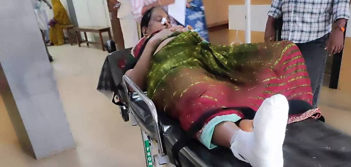 സ്വകാര്യ ബസ്സില് നിന്ന് തെറിച്ച് വീണ് യാത്രക്കാരിക്ക് ഗുരുതര പരിക്ക്; സംഭവം കോഴിക്കോട്