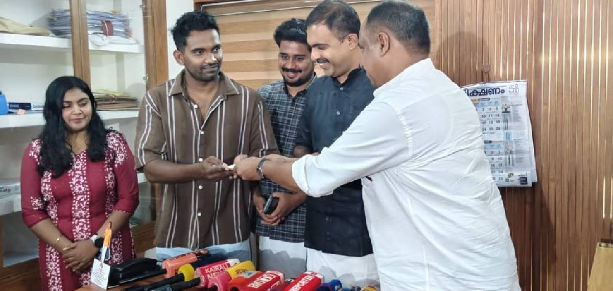 'പ്രളയ സമയത്ത് ജെസിബിയില്‍ ആളെ രക്ഷപ്പെടുത്തുന്നത് നിയമവിരുദ്ധമാണോ?', MVDക്കെതിരെ പരിഹാസവുമായി അബിന്‍ വര്‍ക്കി