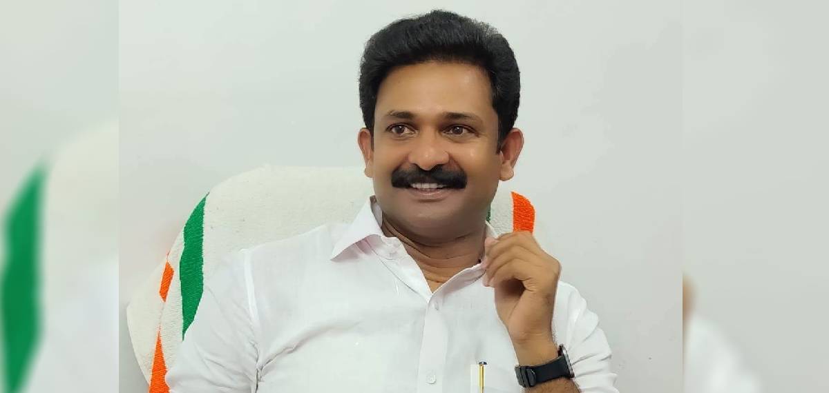 സംഘികളെ കാണുമ്പോള് വിറക്കുന്ന കാക്കി, ഭരണം മാറിയത് അറിഞ്ഞില്ലെങ്കില് അറിയിക്കണം; വിമർശനവുമായി ജിന്റോ ജോണ്