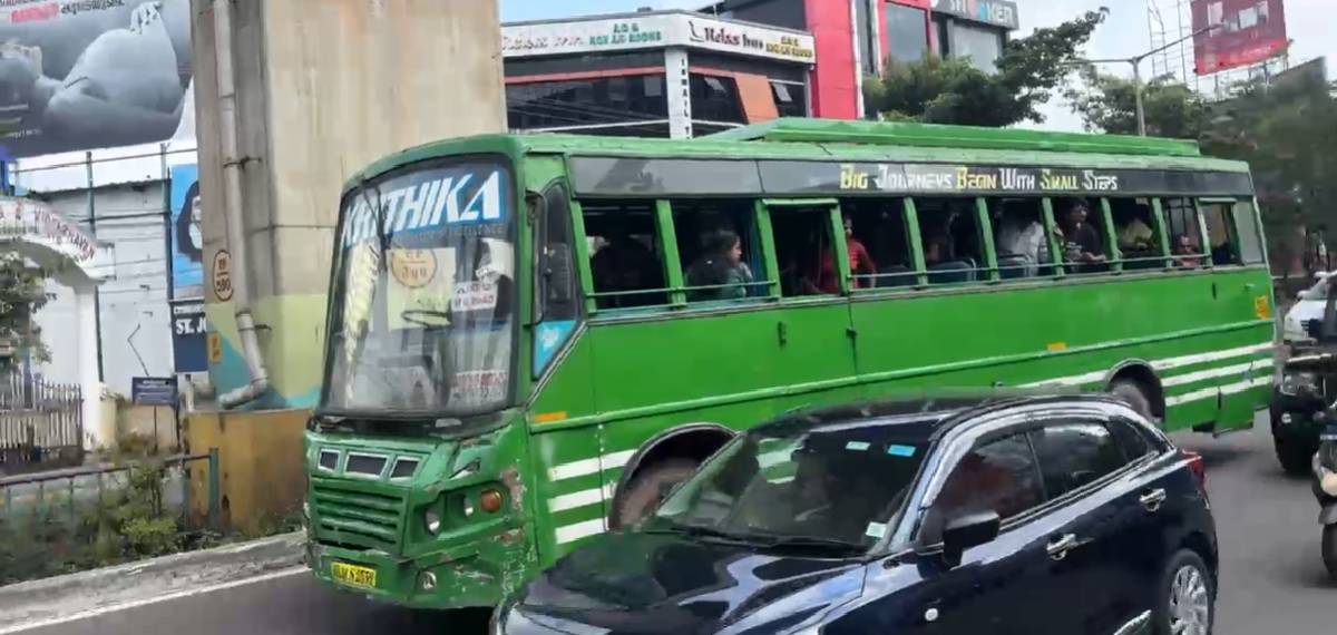 ക്ലീനറുമായി തർക്കം; കൊച്ചിയിൽ നടുറോഡിൽ ബസ് നിർത്തി ഡ്രൈവർ മുങ്ങി, പിന്നാലെ ഗതാഗതക്കുരുക്ക്