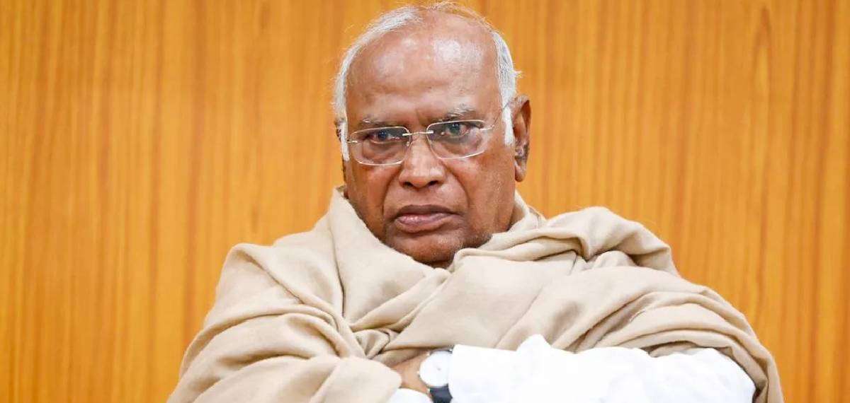 ഖര്ഗെ പ്രസംഗിച്ച വേദിയില് ശുദ്ധികലശം നടത്തിയെന്ന പരാതി; ഒടുവില് എഫ്ഐആര് രജിസ്റ്റര് ചെയ്ത് പൊലീസ്