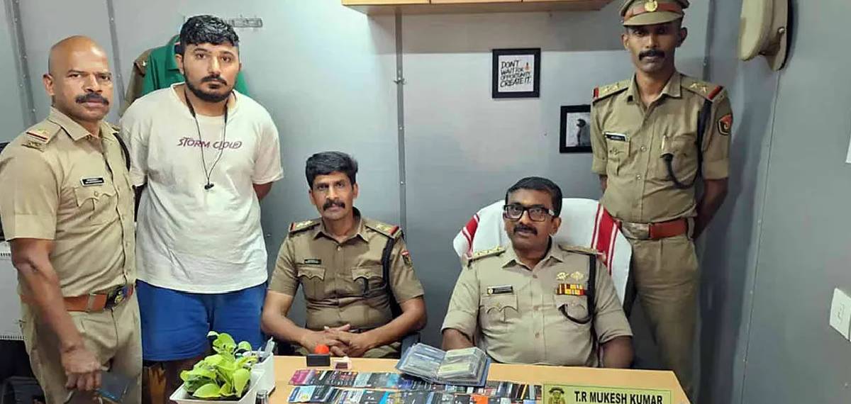 വാളയാറിൽ 216 ക്രെഡിറ്റ് കാർഡുകളുമായി ഗുജറാത്ത് സ്വദേശി പിടിയിൽ; ഫോൺ വാങ്ങാൻ എത്തിയതെന്ന് മൊഴി