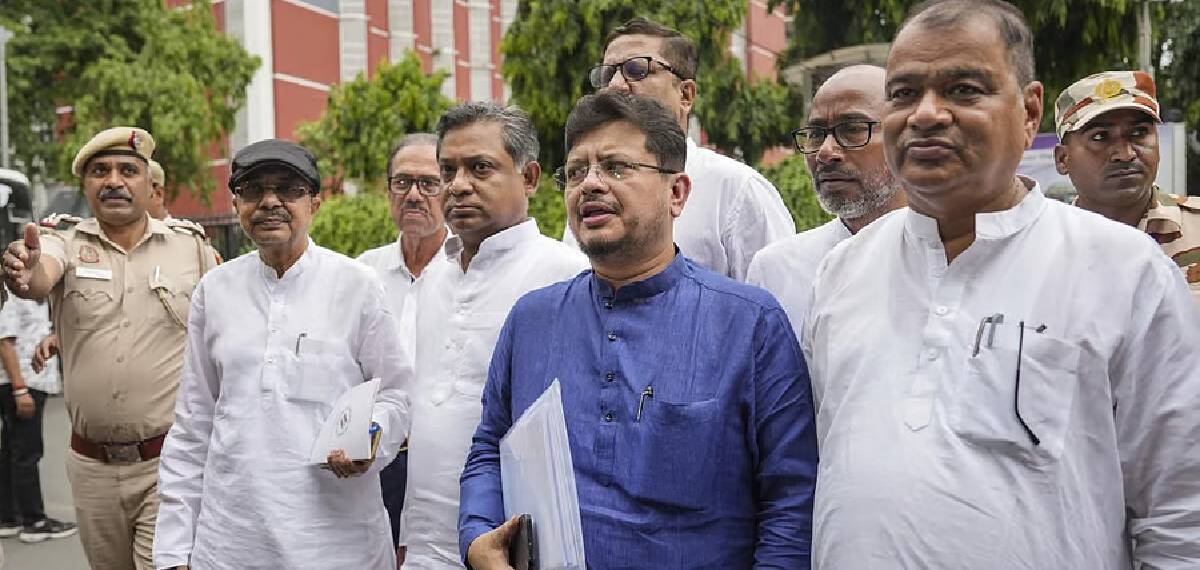അയോഗ്യരാക്കണം എന്നാവശ്യം; ടിഎംസി വിമത എംഎല്എമാര്ക്ക് നോട്ടീസ് അയച്ച് നിയമസഭാ സെക്രട്ടറിയേറ്റ്
