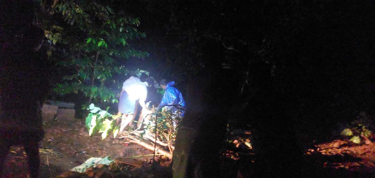കോട്ടയം തീക്കോയിയില് മണ്ണിടിച്ചില്; ഇരുചക്ര വാഹന യാത്രികയ്ക്ക് ദാരുണാന്ത്യം