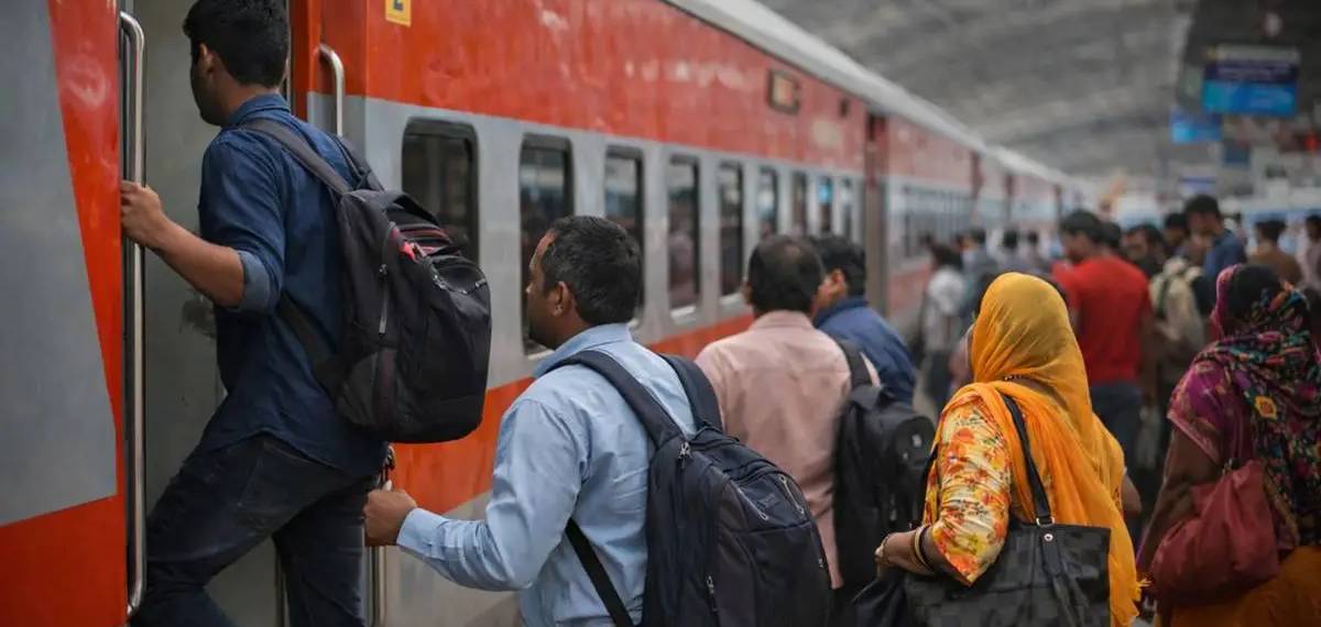 വനിതാകോച്ചിൽ കയറിയിട്ട് 'അറിയാതെ കയറി' എന്ന് പറഞ്ഞിട്ട് കാര്യമില്ല; യാത്രക്കാർ അറിയേണ്ട ചില പ്രധാന നിയമങ്ങൾ