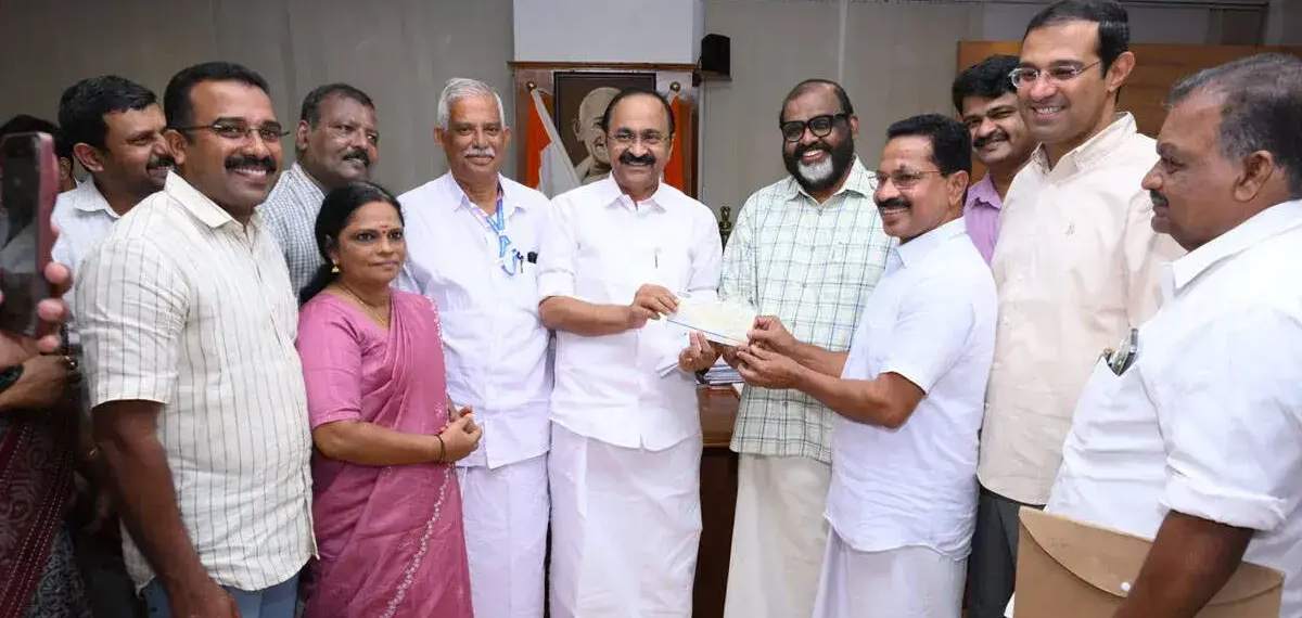 കെഎസ്ആര്ടിസിക്ക് ബസ് വാങ്ങി നല്കി അങ്കമാലി സ്വദേശി; 40 ലക്ഷം രൂപയുടെ ചെക്ക് മുഖ്യമന്ത്രിക്ക് കൈമാറി